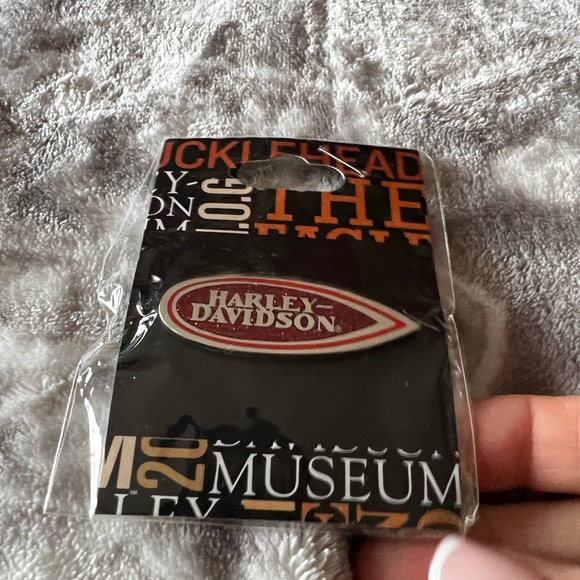 H/D red tank emblem pin - Picture 6 of 6